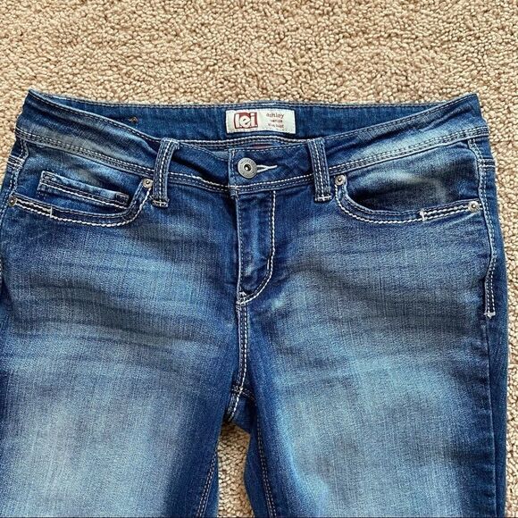 L.e.i. Ashley Low Rise Cropped Raw Hem Jeans 5 - Picture 2 of 5